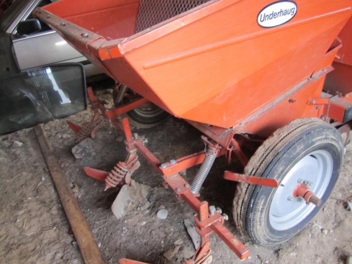 3432 Underhaug UN 2 row potato planter with fertilizer