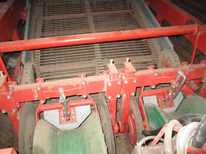 3433 Kverneland UN2200 potato harvester 2 row