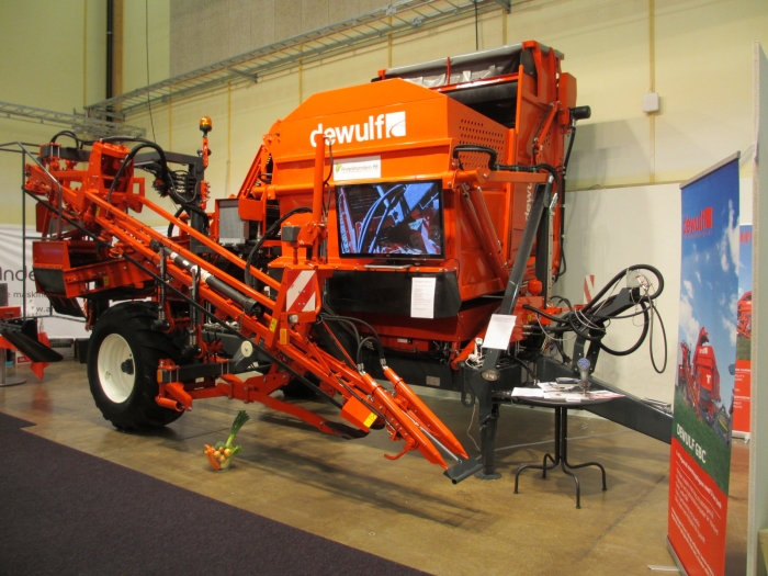3499 DEWULF GBC carrot harvester