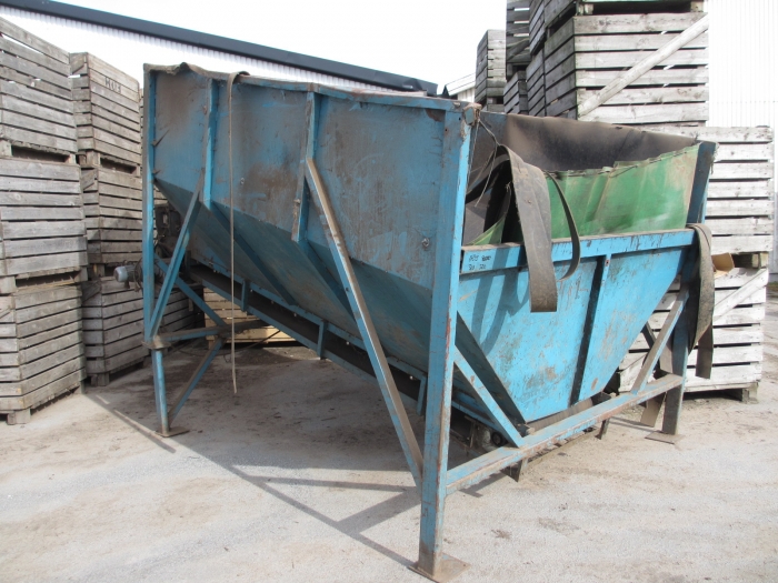 3587 EMVE bunker with feed conveyor