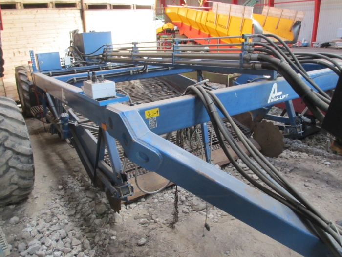 3713 Asa-Lift onion windrower