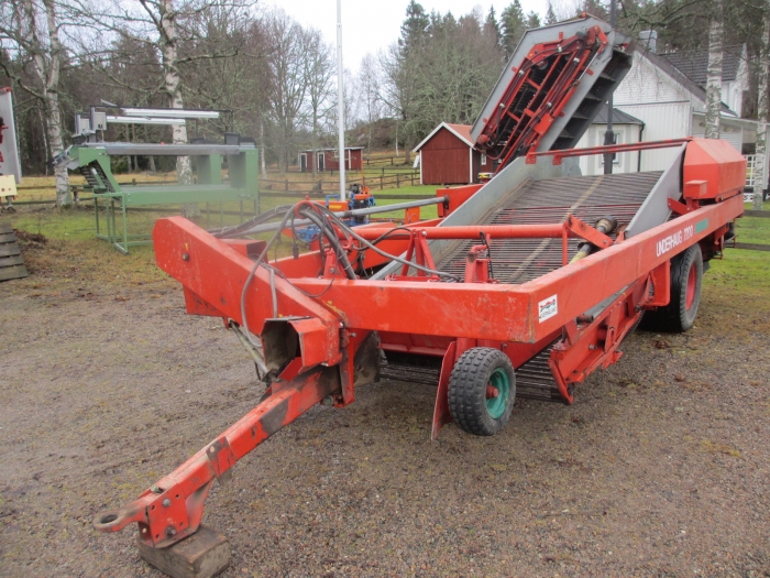 3794 Underhaug UN 2200 onion harvester with elevator