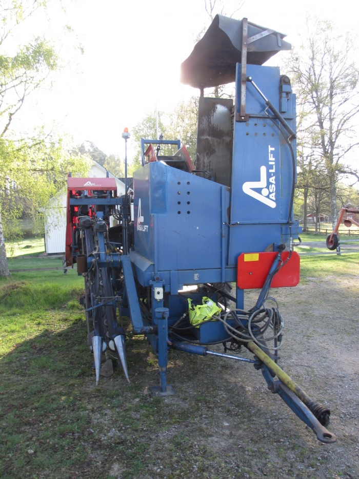 3842 Asa-Lift carrot harvester T-100B with bunker