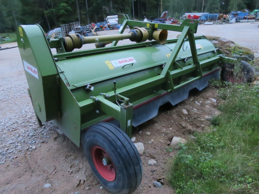 4130 Baselier Haulm topper LKB320