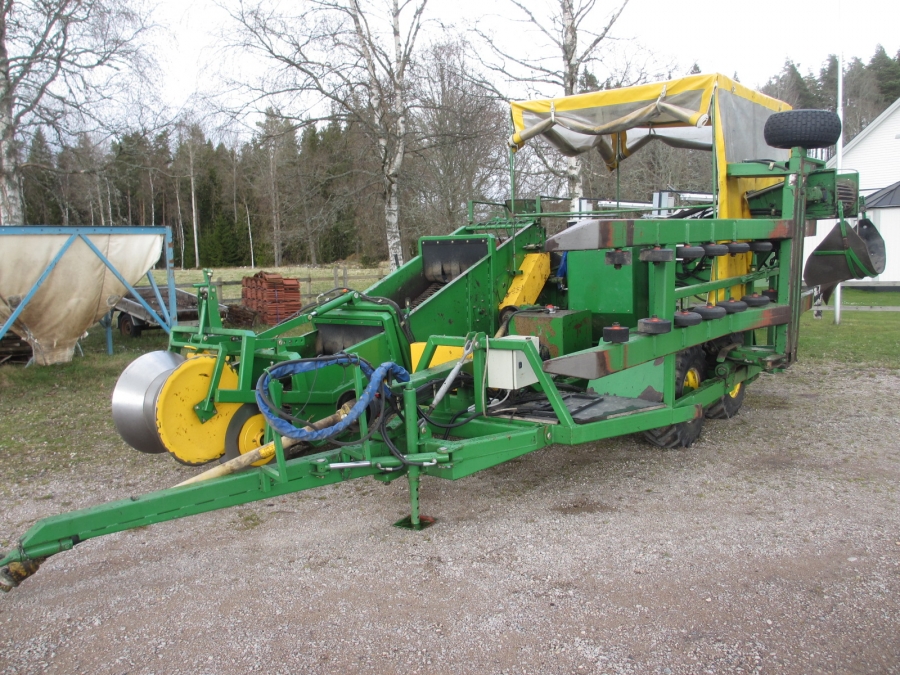 4164 Juko 1 row trailed potato harvester