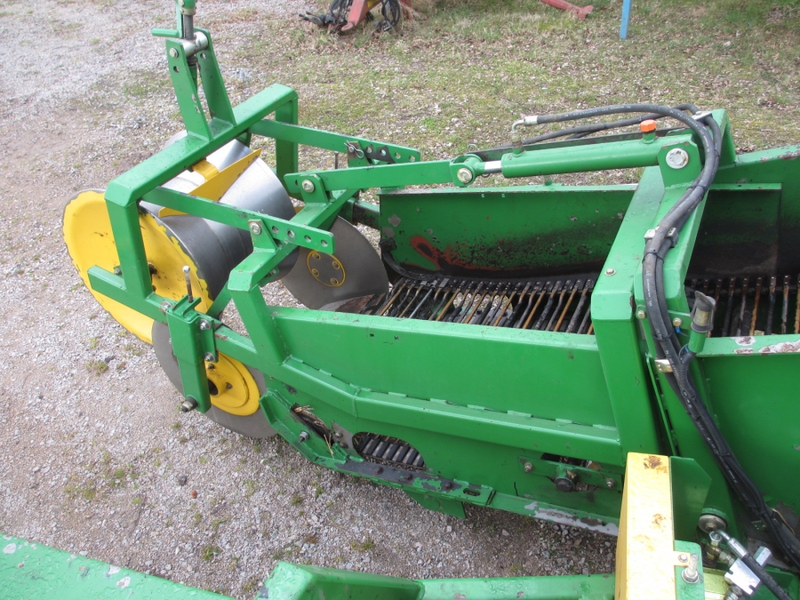 4164 Juko 1 row trailed potato harvester