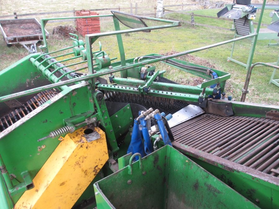 4164 Juko 1 row trailed potato harvester