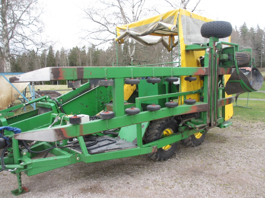 4164 Juko 1 row trailed potato harvester