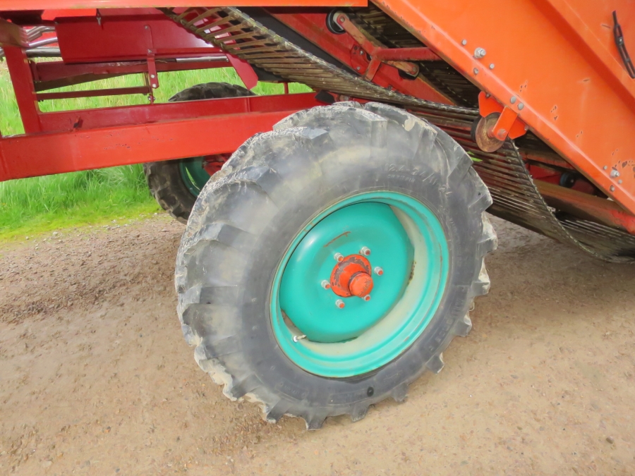 4201 Kverneland UN2100 potato harvester