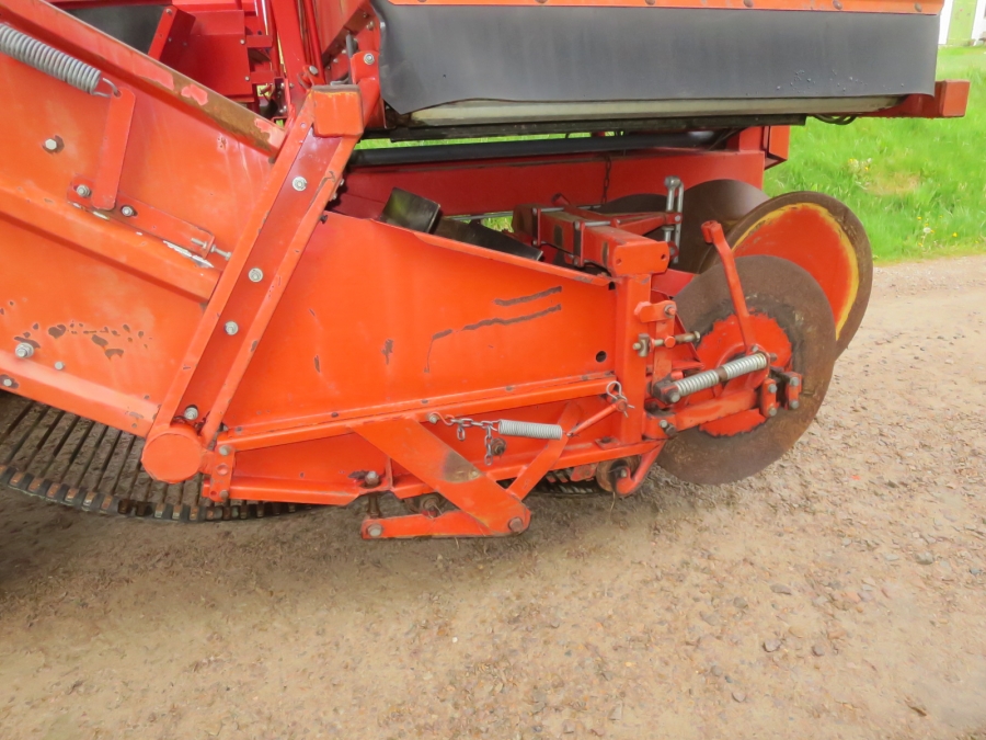 4201 Kverneland UN2100 potato harvester