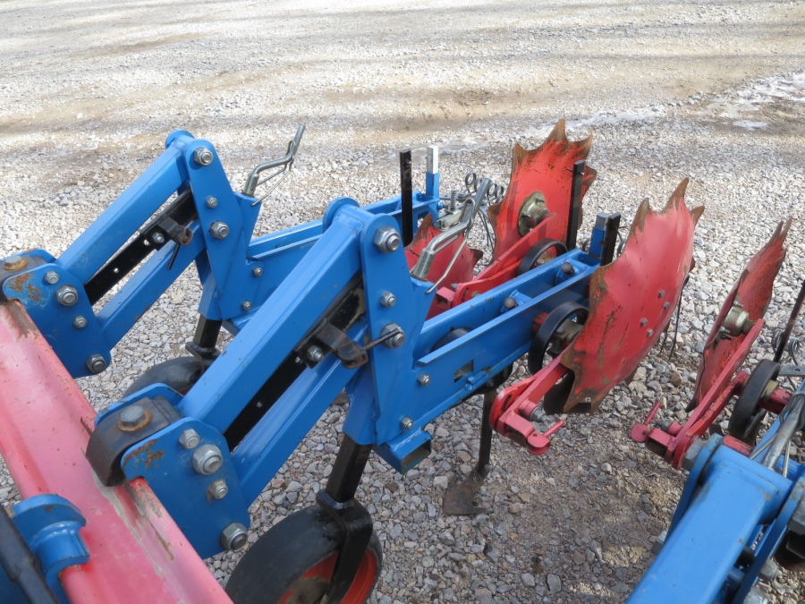4263 Hatzenbichler row crop cleaner 7 row with steering