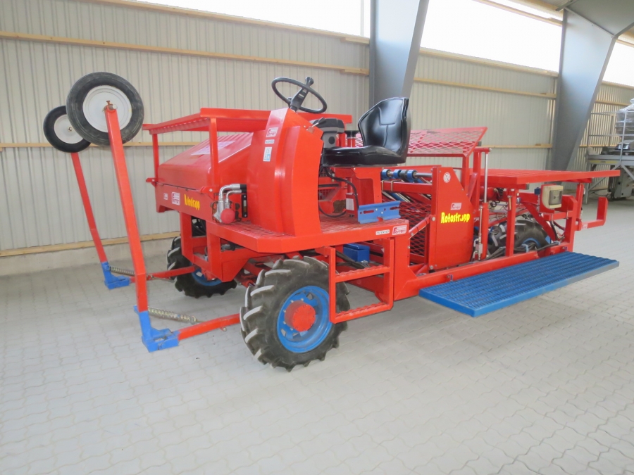 4334 Ferrari Rotostrapp selfpropelled transplanter