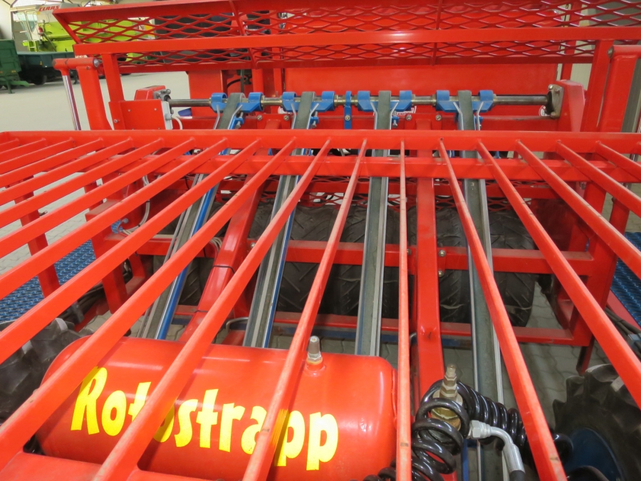 4334 Ferrari Rotostrapp selfpropelled transplanter