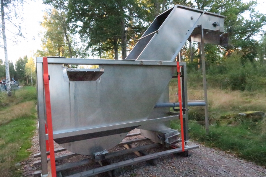 4396 Dornow Slide chain bunker with swan neck
