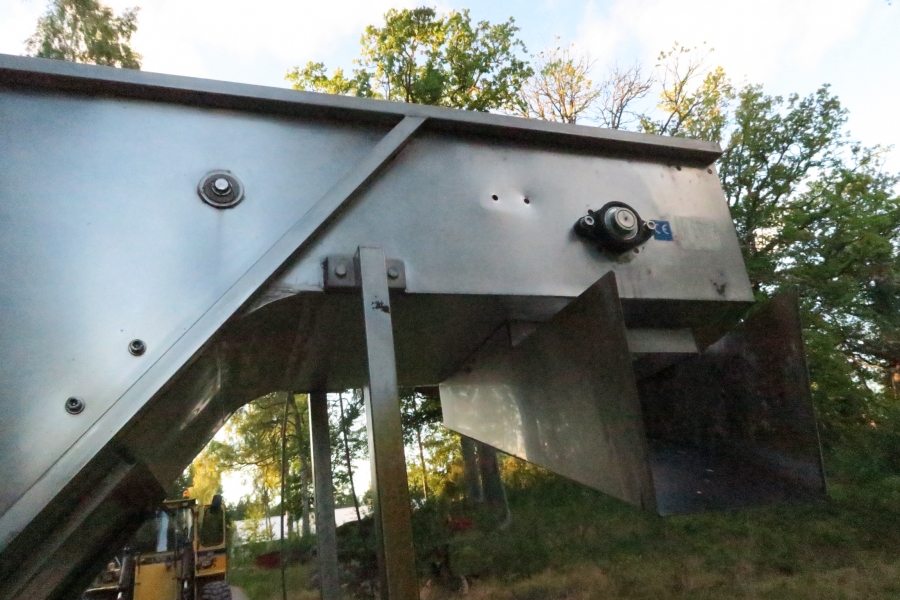 4396 Dornow Slide chain bunker with swan neck