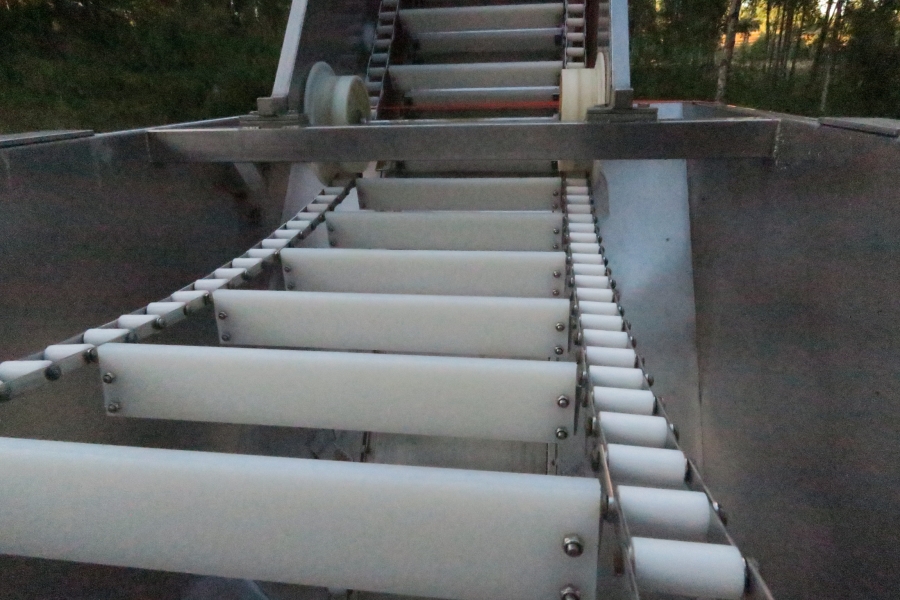 4396 Dornow Slide chain bunker with swan neck