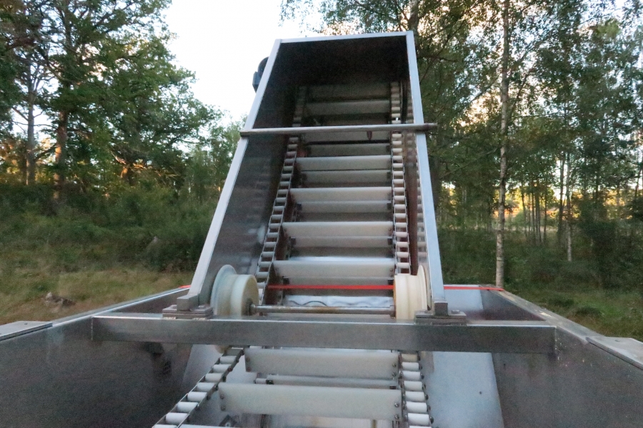 4396 Dornow Slide chain bunker with swan neck