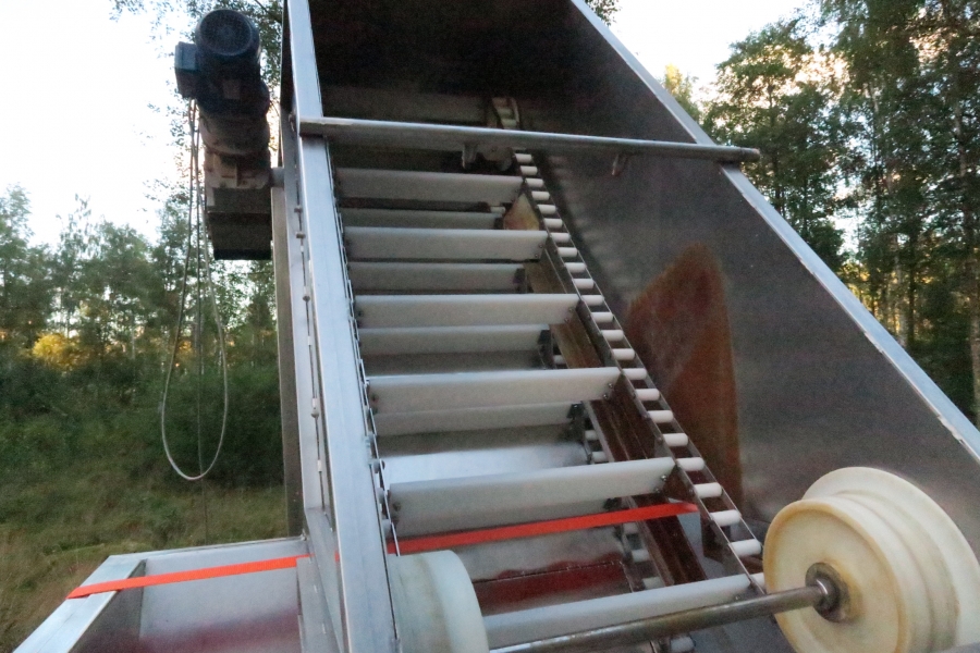 4396 Dornow Slide chain bunker with swan neck