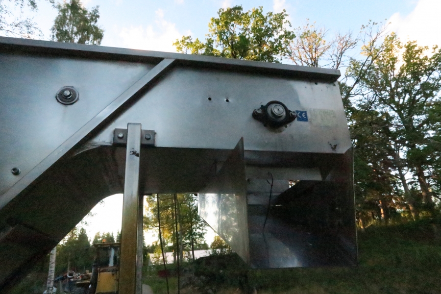 4396 Dornow Slide chain bunker with swan neck
