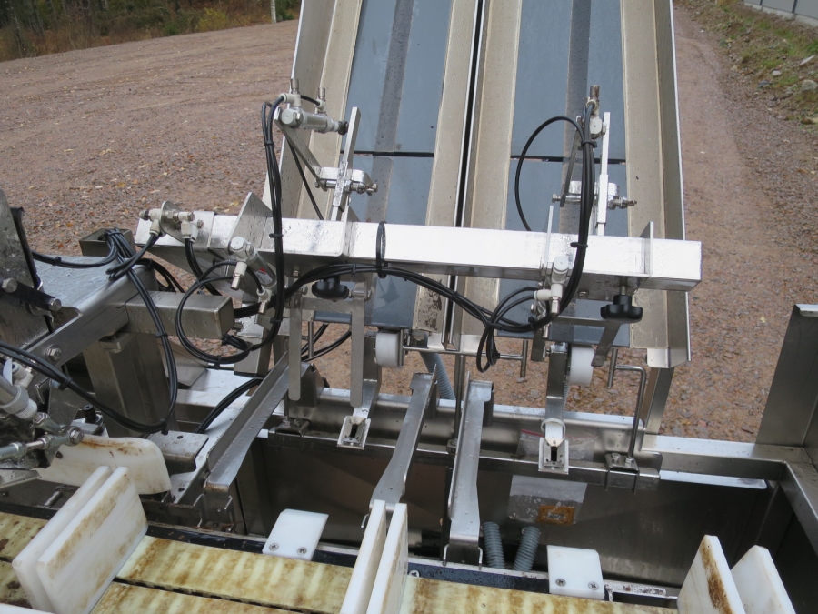 4442 Newtec NBM61F tray feeder