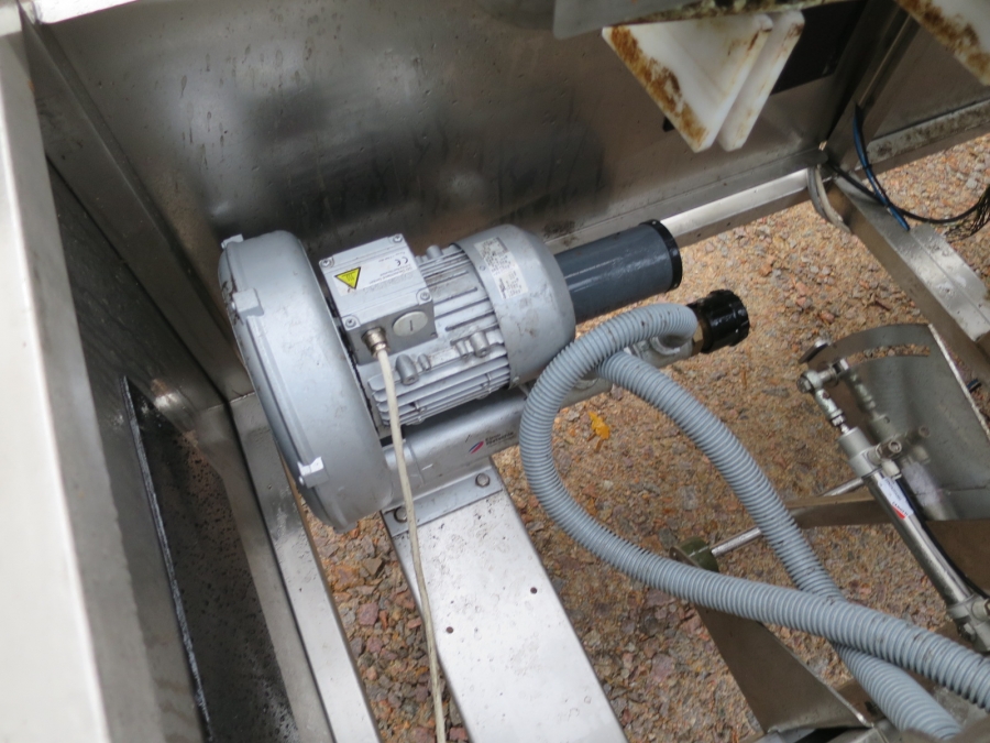 4442 Newtec NBM61F tray feeder
