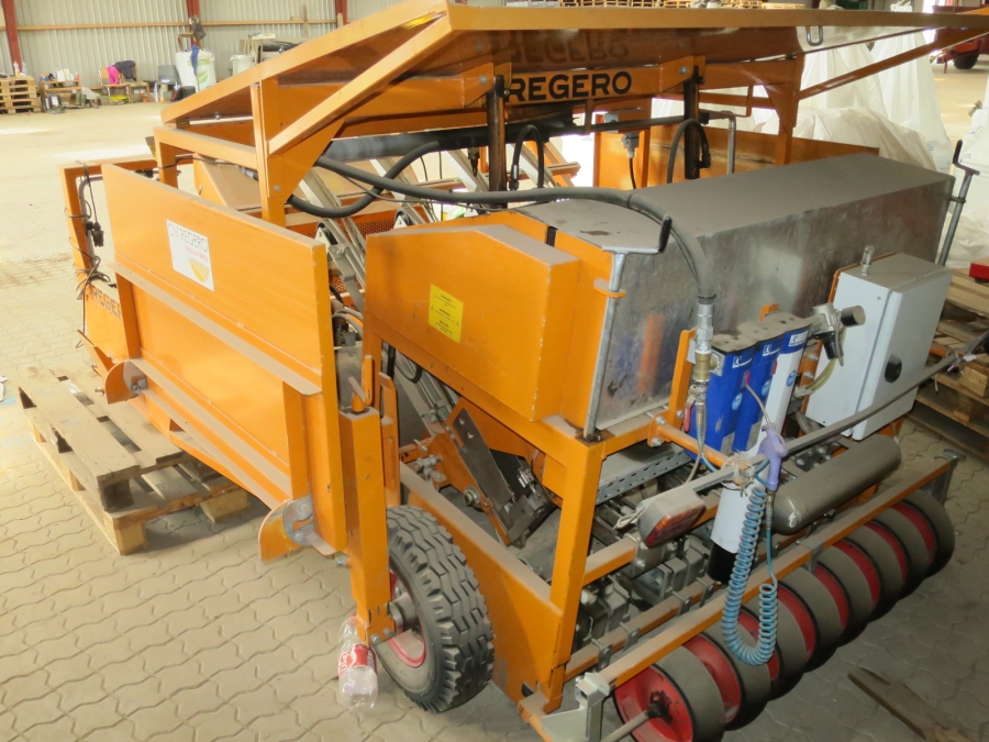 4524 Regero planting machine for plastic