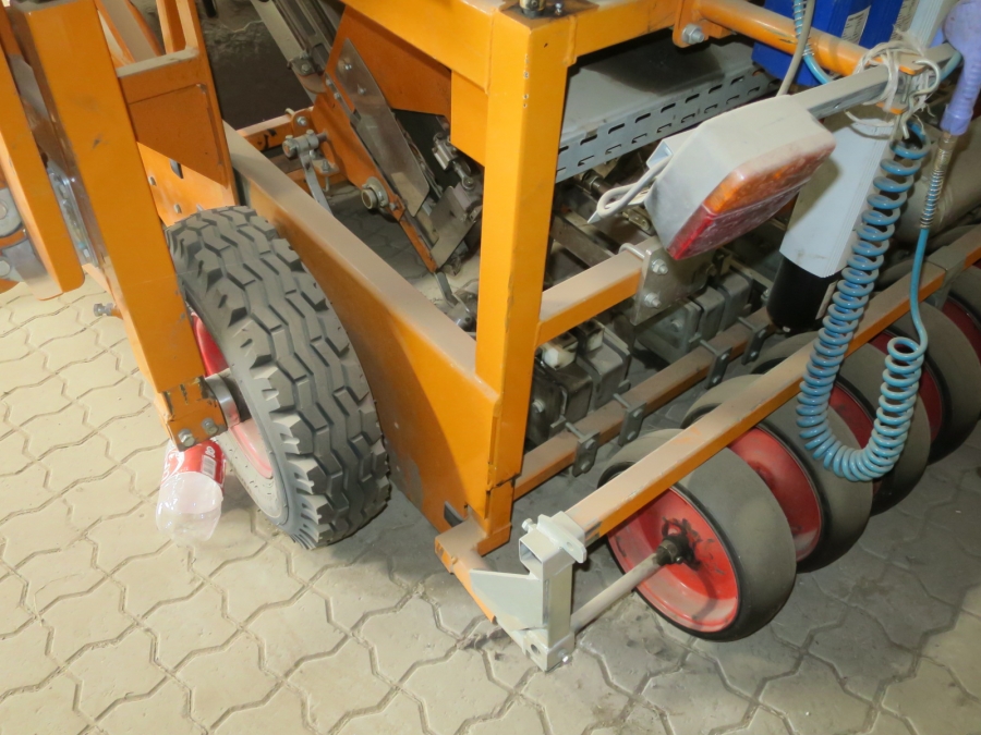 4524 Regero planting machine for plastic