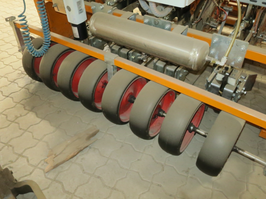 4524 Regero planting machine for plastic