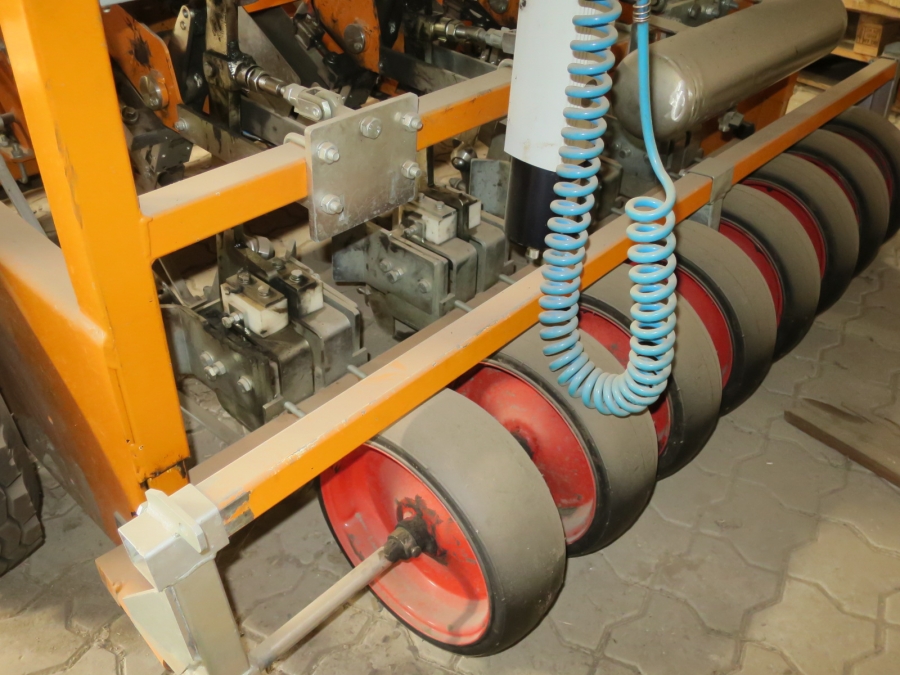 4524 Regero planting machine for plastic
