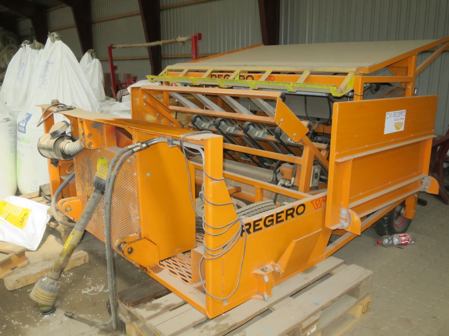 4524 Regero planting machine for plastic