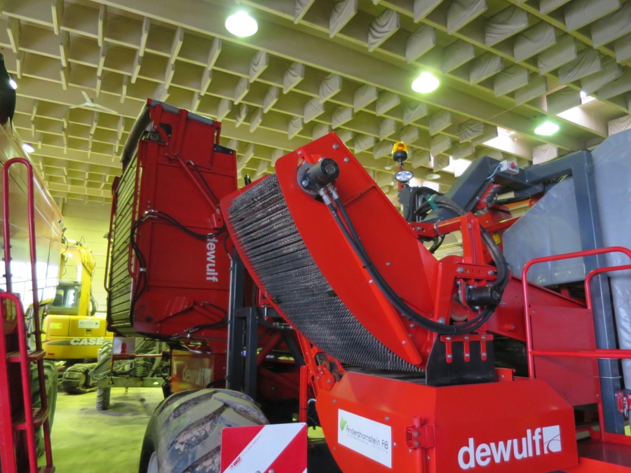 4557 Dewulf GBC carrot harvester 1 row with bunker