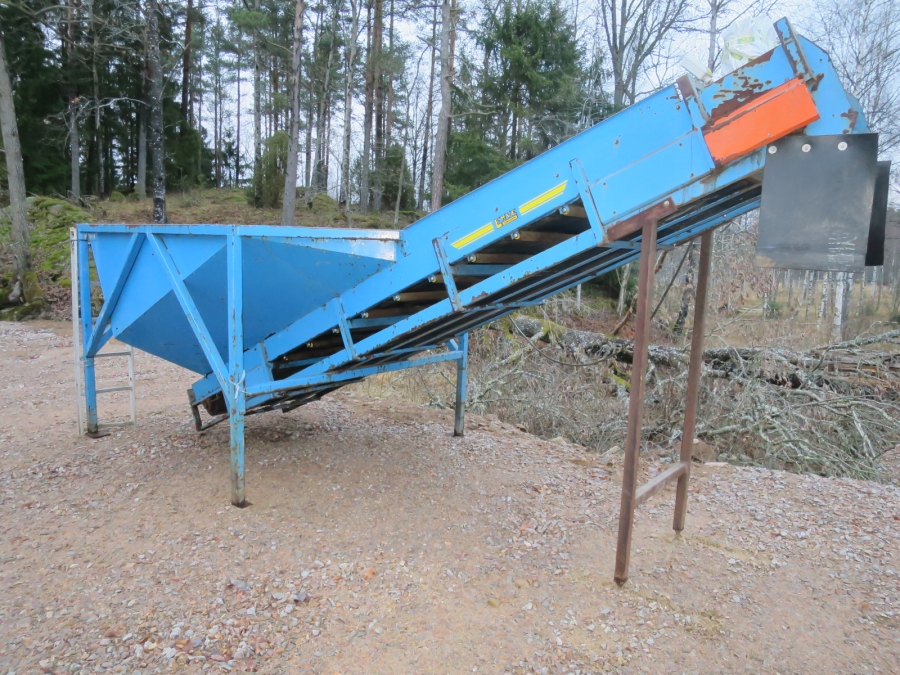 4563 EMVE bunker with feeding conveyor
