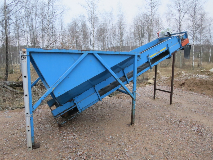 4563 EMVE bunker with feeding conveyor