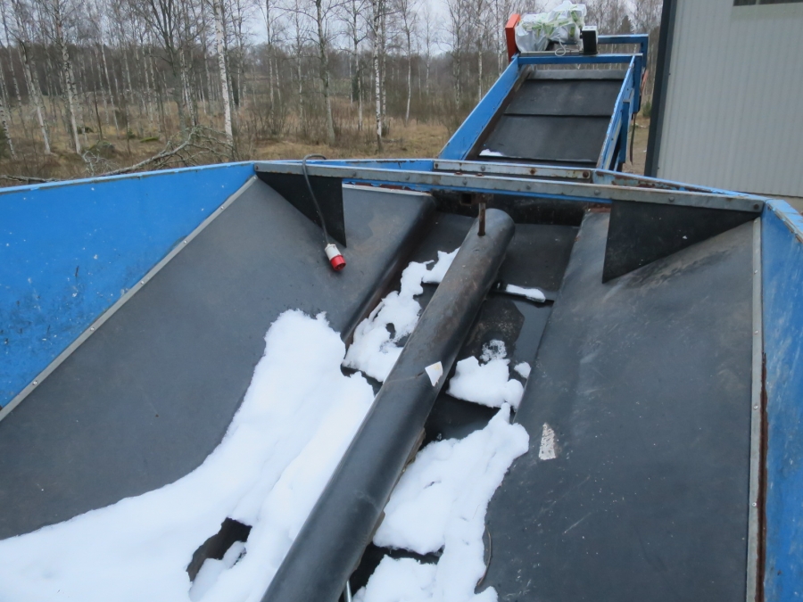 4563 EMVE bunker with feeding conveyor