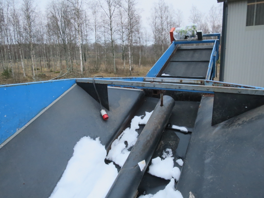 4563 EMVE bunker with feeding conveyor