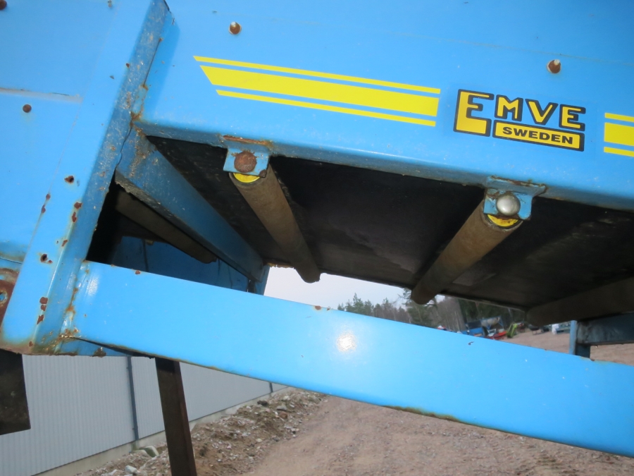 4563 EMVE bunker with feeding conveyor