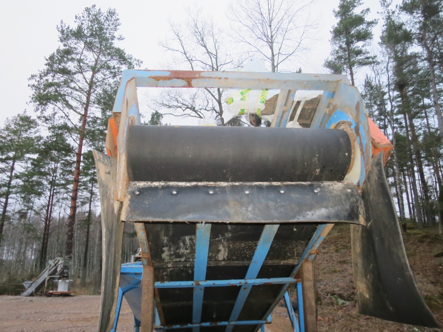 4563 EMVE bunker with feeding conveyor