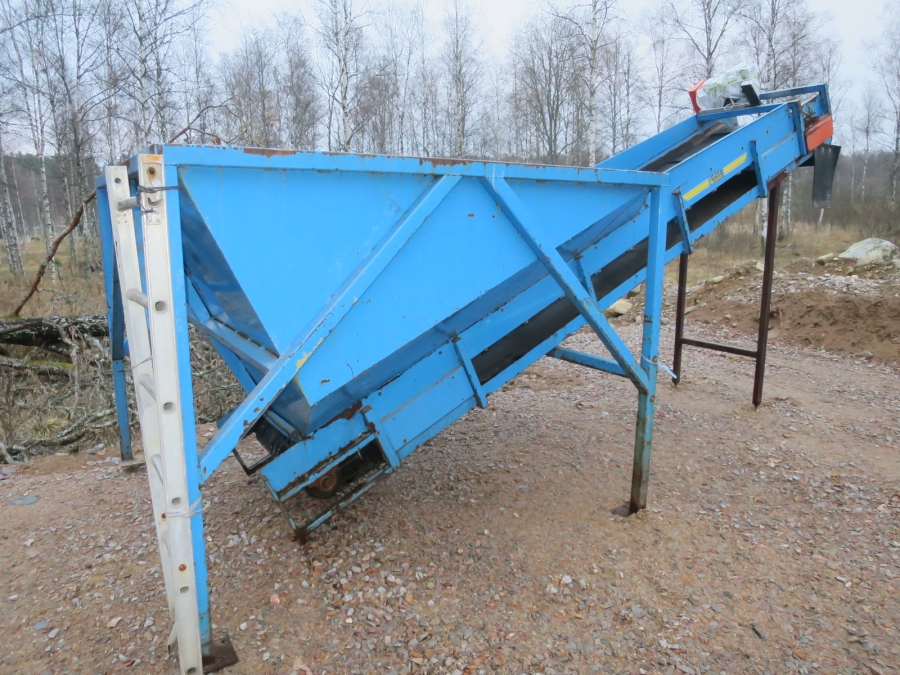 4563 EMVE bunker with feeding conveyor