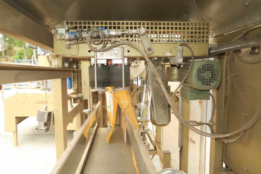 4588 Affeldt Computer weigher 12 head with rollstock net bagger