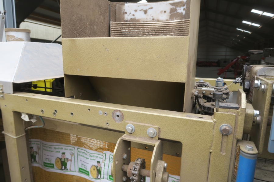 4588 Affeldt Computer weigher 12 head with rollstock net bagger