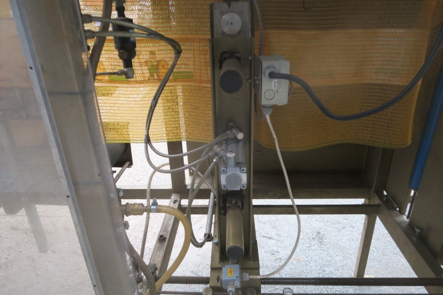 4588 Affeldt Computer weigher 12 head with rollstock net bagger