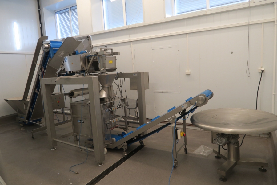 4593 GKS packlinje med vertikal packmaskin, våg mm