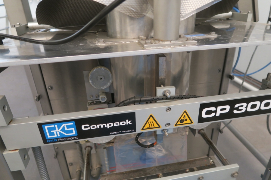 4593 GKS packlinje med vertikal packmaskin, våg mm