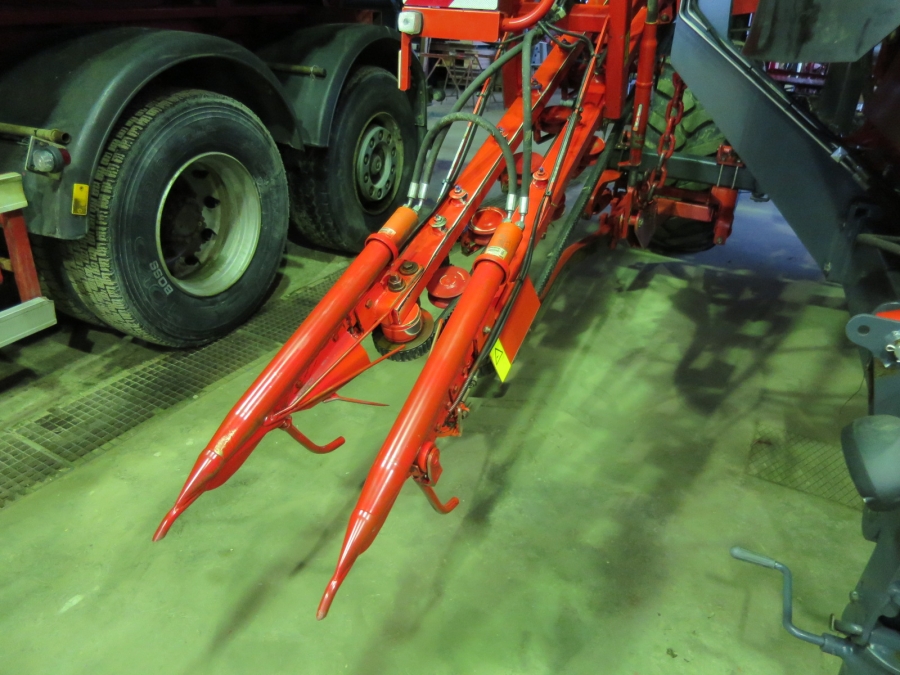 4601 / 4557 Dewulf GBC carrot harvester 1 row with bunker