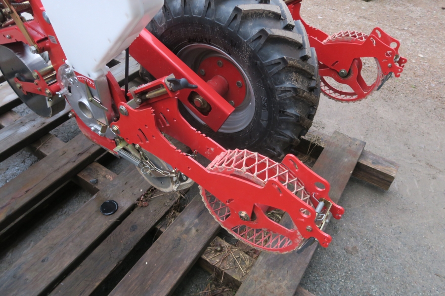 4612 Kverneland Miniair Nova pneumatic seeder