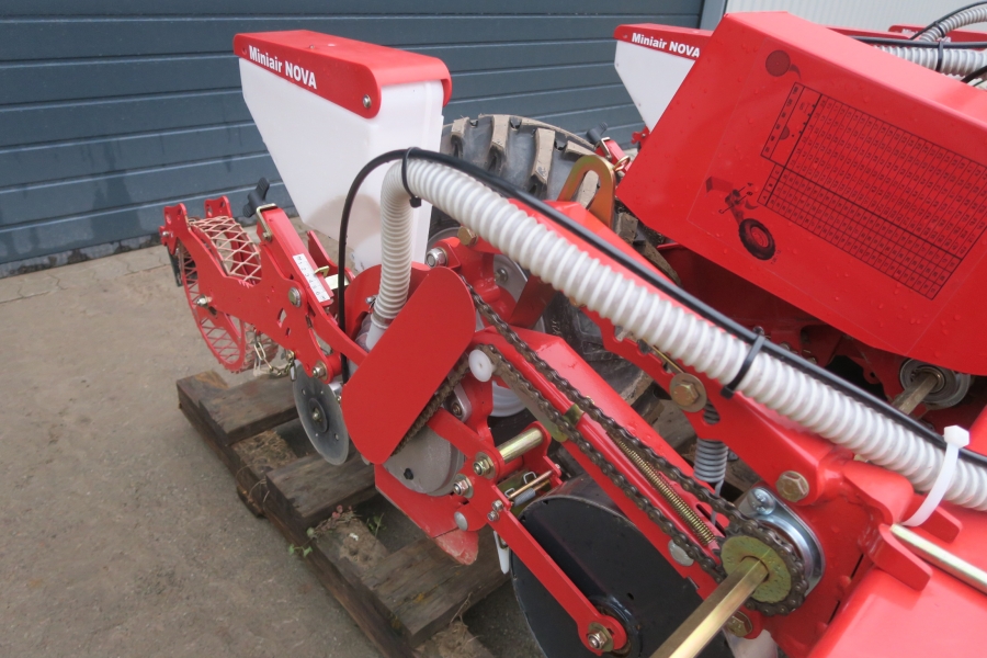 4612 Kverneland Miniair Nova pneumatic seeder