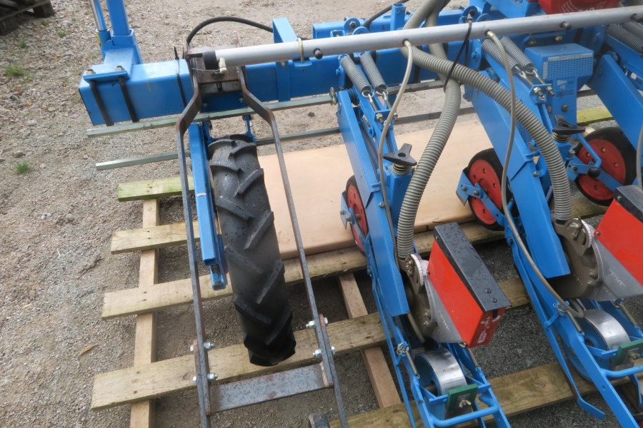 4621 Monosem MS precision seeder for vegetables