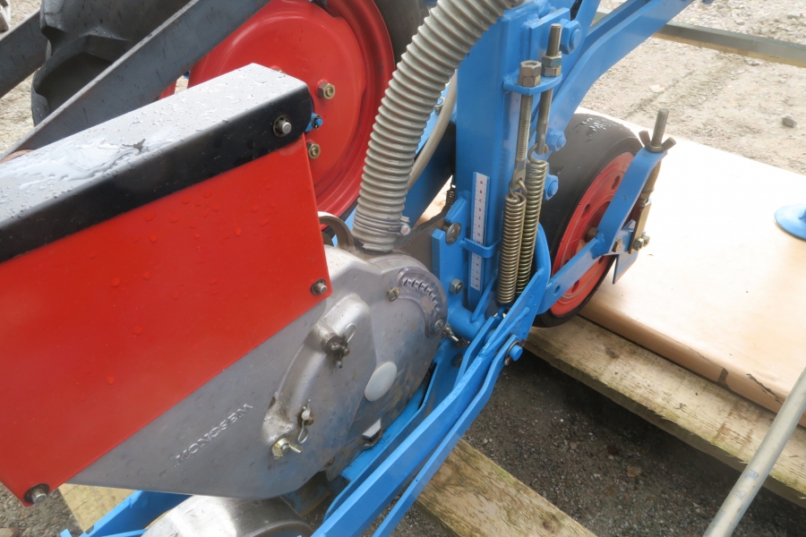 4621 Monosem MS precision seeder for vegetables