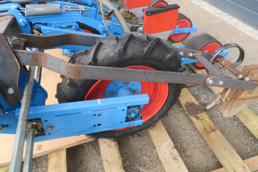 4621 Monosem MS precision seeder for vegetables
