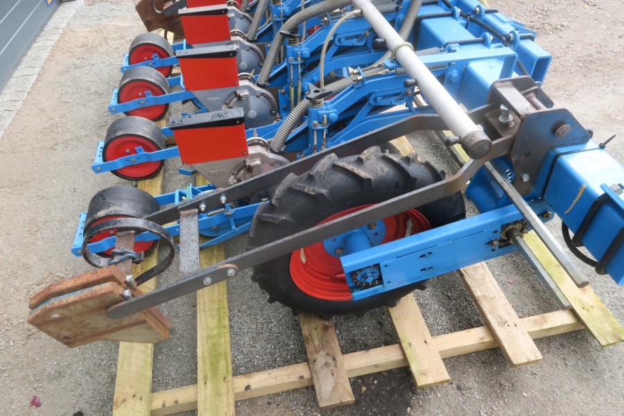 4621 Monosem MS precision seeder for vegetables
